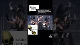 Adamin Biri Gulmus Alip Bahceye Dikmisler