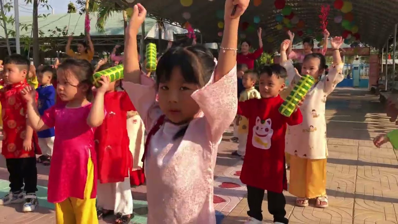 Trường mầm non Bông Sen tập thể dục buổi sáng 