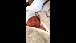 Uyku Taklidi Yaparken Annesine Yakalanan Bebek