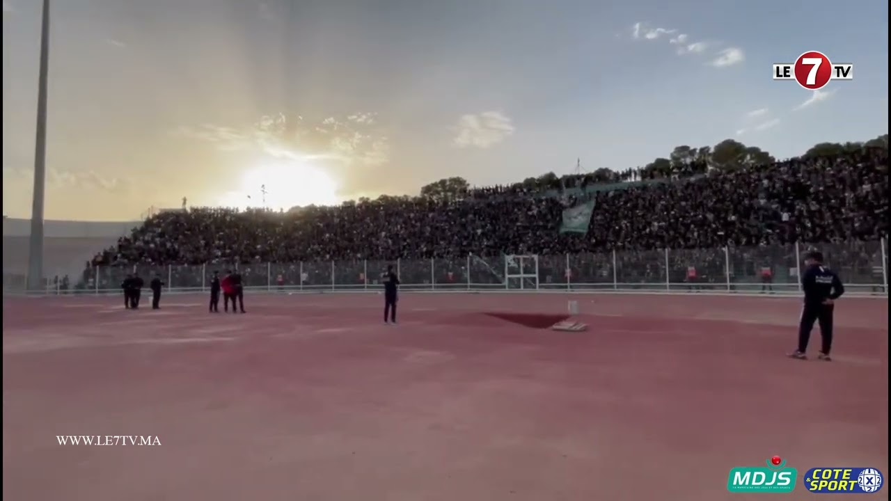 الجماهير الرجاوية تلقي التحية على جماهير وجدة وتزلزل المدرجات بأغنية .. 