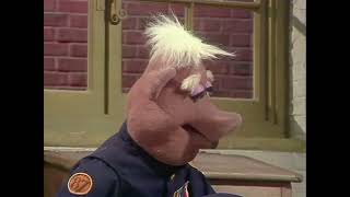 The Muppet Show - 524: Roger Moore - Bear on Patrol: Handcuffed Salesman (1980)