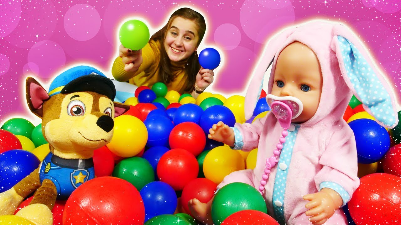 Baby Born Annabelle top havuzunda emziğini kaybediyor Baby Born Annabelle top havuzunda emziğini kaybediyor