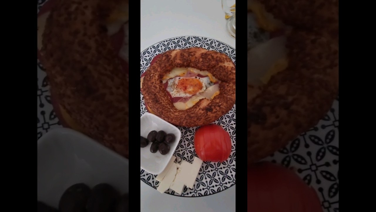 Türkische Brezel mit Salami, Käse und Spiegelei in der Mitte 🤤🤤🤤 was da ...