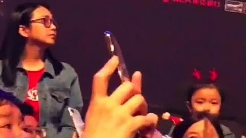 刘德华哭着宣布中止演唱会台下妻子朱丽倩这动作太显夫妻情深 - 天天要闻