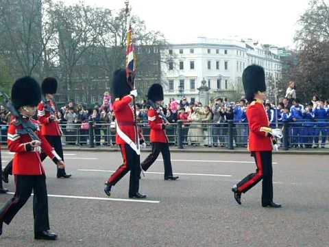 イギリス ロンドン バッキンガム宮殿 での衛兵交代式 Youtube