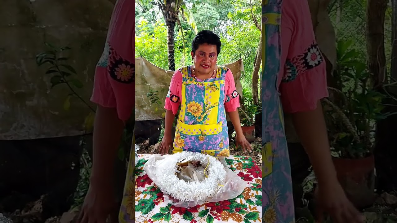 Doña Cata haciendo corajes porque no encuentro las coronas 🤣 Vean a la Dominga se siente árabe 🤣🤣🤣