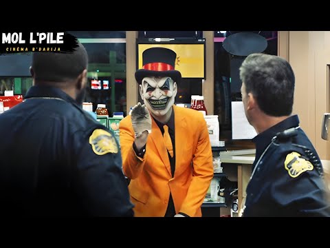 مهرج غريب يظهر في المدينة ويقتل الناس بدون رحمة لكن فتاة تستطيع مقاومته وتكتشف حقيقة شخصيته