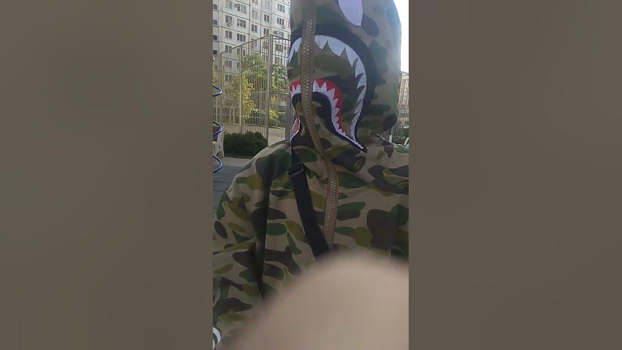чел в костюме акулы - YouTube