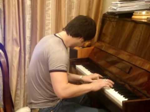 Чеченец играет на пианино армянскую мелодию