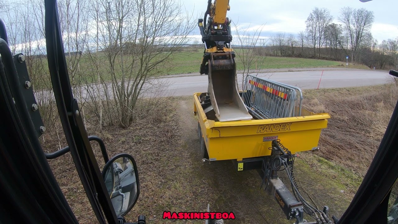 Komatsu PW 148 with Engcon. Making path to a manhole....