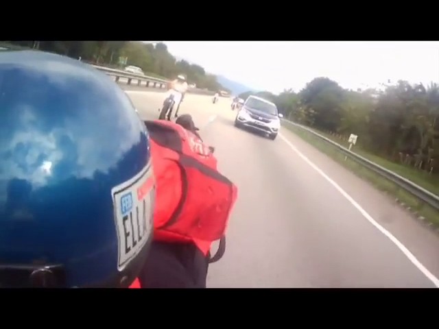 [MALAYSIA VIRAL]   Mat motor fly kene kejar JPJ.. class=