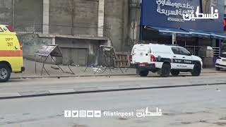 قوات الاحتلال تطلق قنابل الصوت باتجاه الشبان، خلال محاولتهم الوصول للشاب المصاب برصاص الاحتلال.