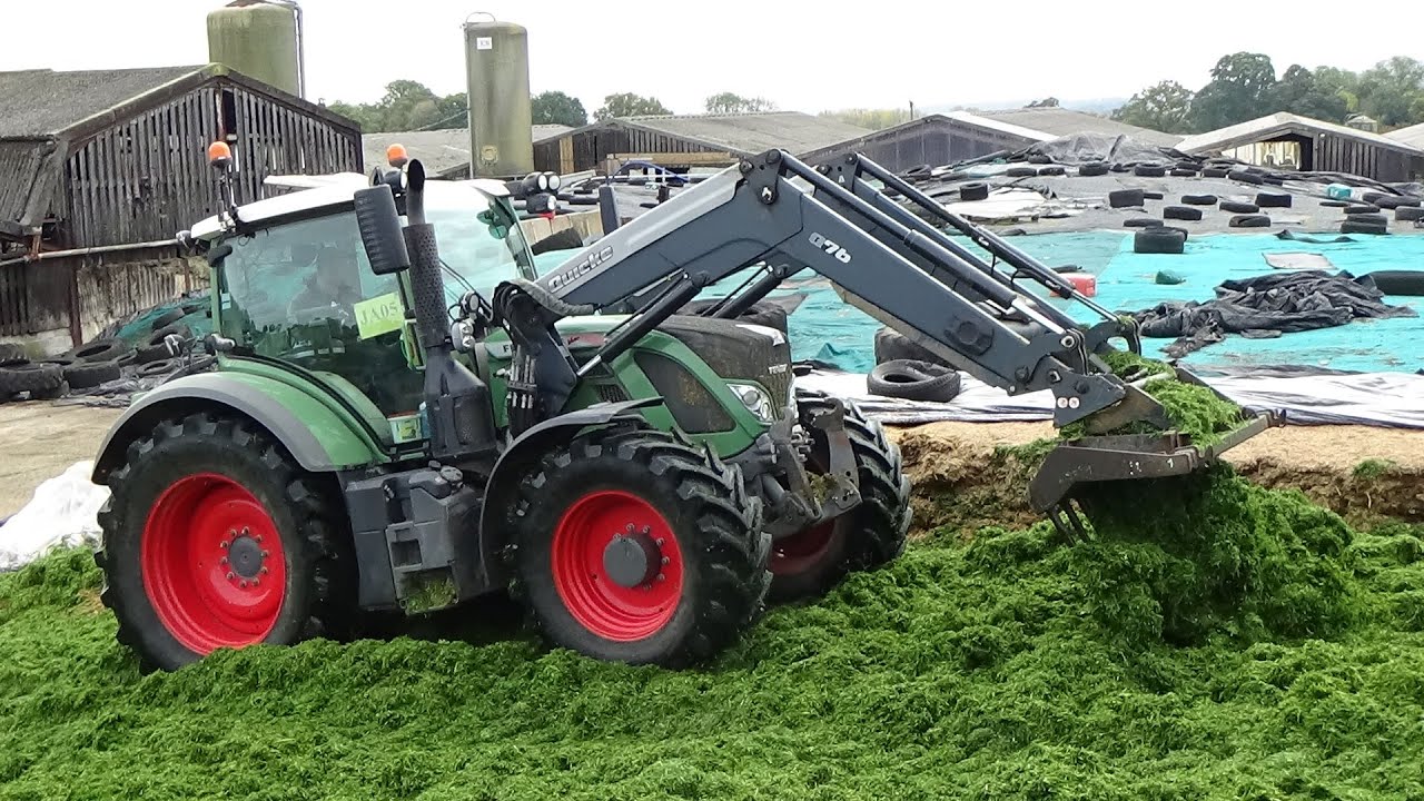 Silage 2020 - Buckraking grass with Fendt 724 Vario plus 724 unloads - Autumn Silage