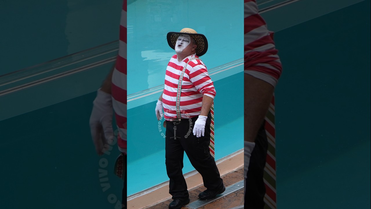 Tom o mímico fez um desfile e sessão de fotos com este chapéu 👒😂🤣 #tomthemime #seaworldmime