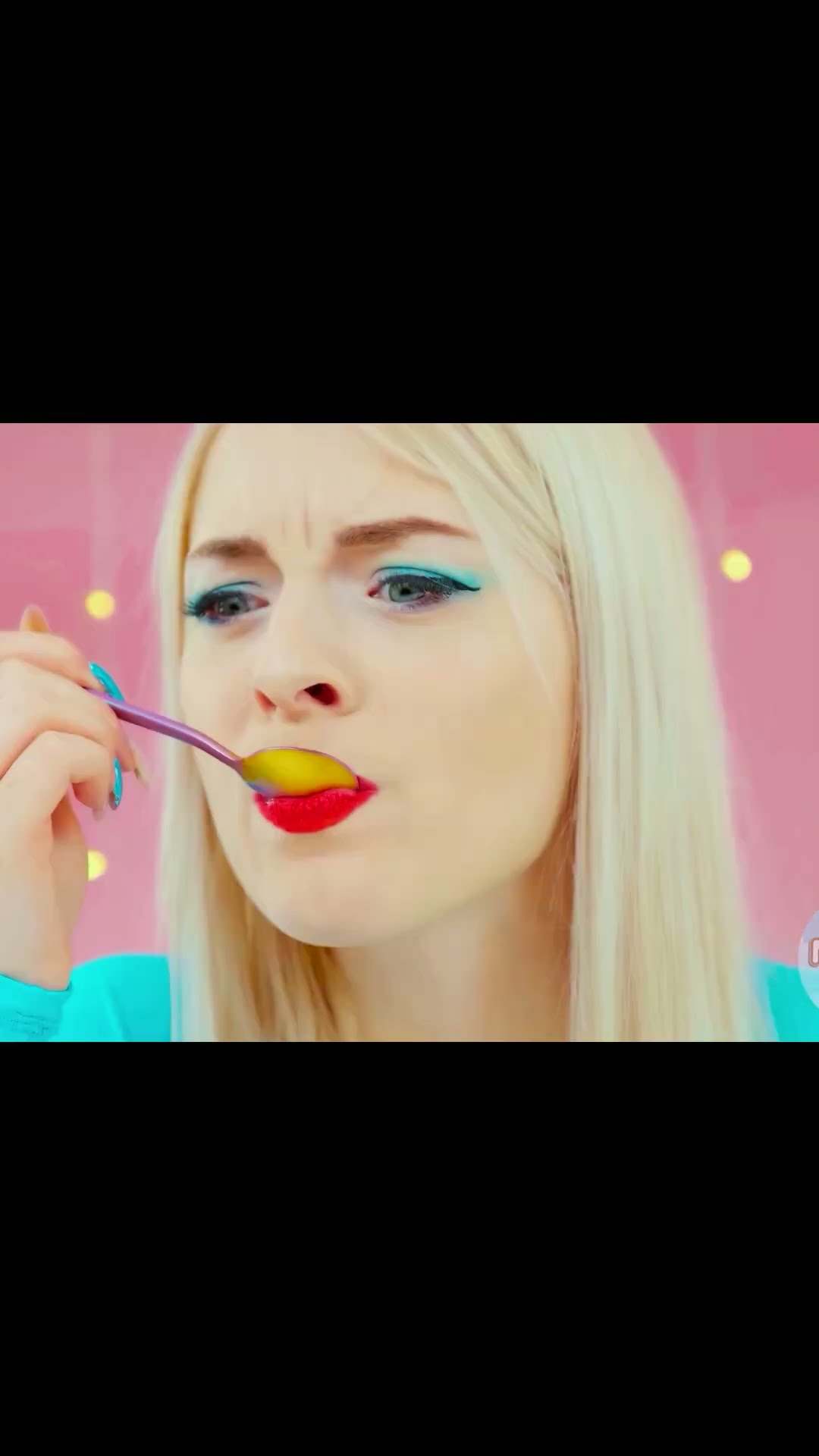 Mädchen isst Eis mit scharfer Soße. - YouTube Mädchen isst Eis mit scharfer Soße. - YouTube