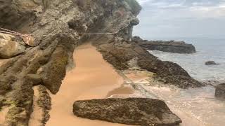 Ojo en la playa de Molinucos que ha habido un desprendimiento