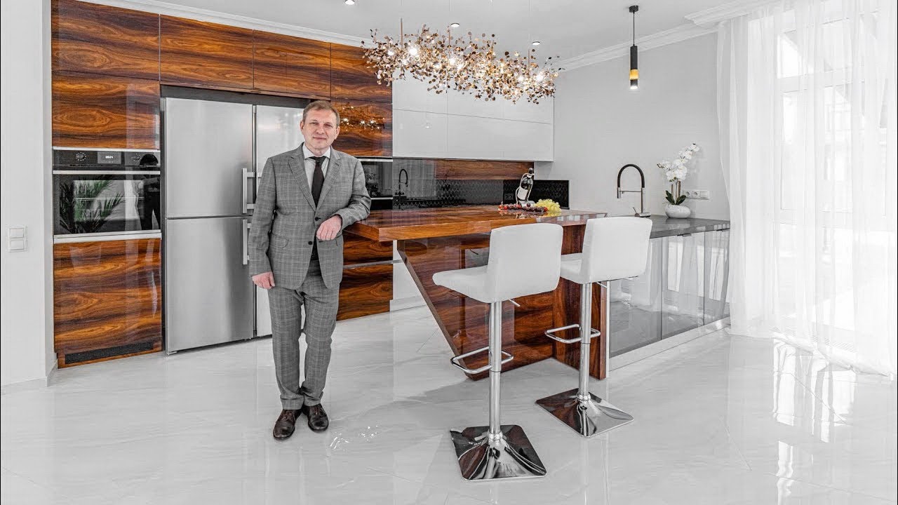 Просторный дом бизнес-класса с бассейном в стиле американской классики ...