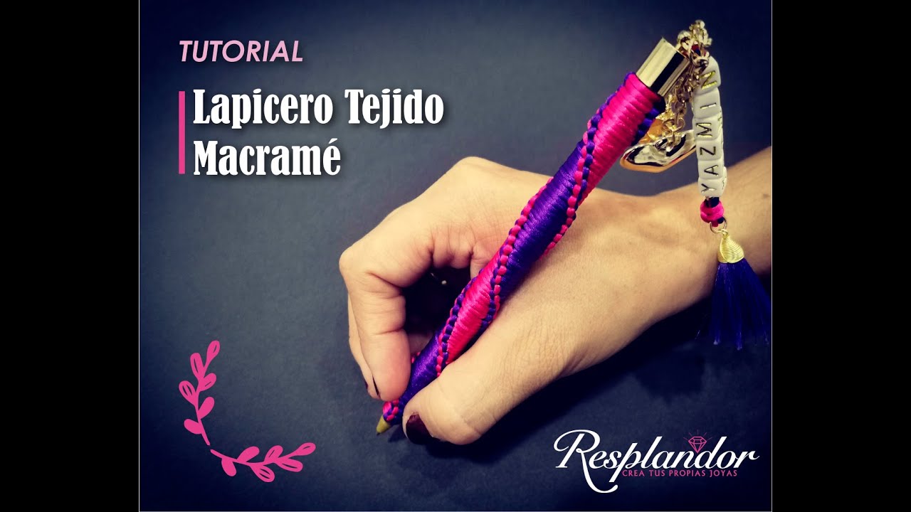 CLASE 25 Colorido lapicero con nudo macramé y dijes dorados.