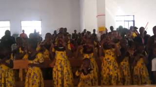 Watoto wakiimba wimbo mkuu wa TAMASHA LA WATOTO DODOMA  2017 - 'Nitavaa Taji'