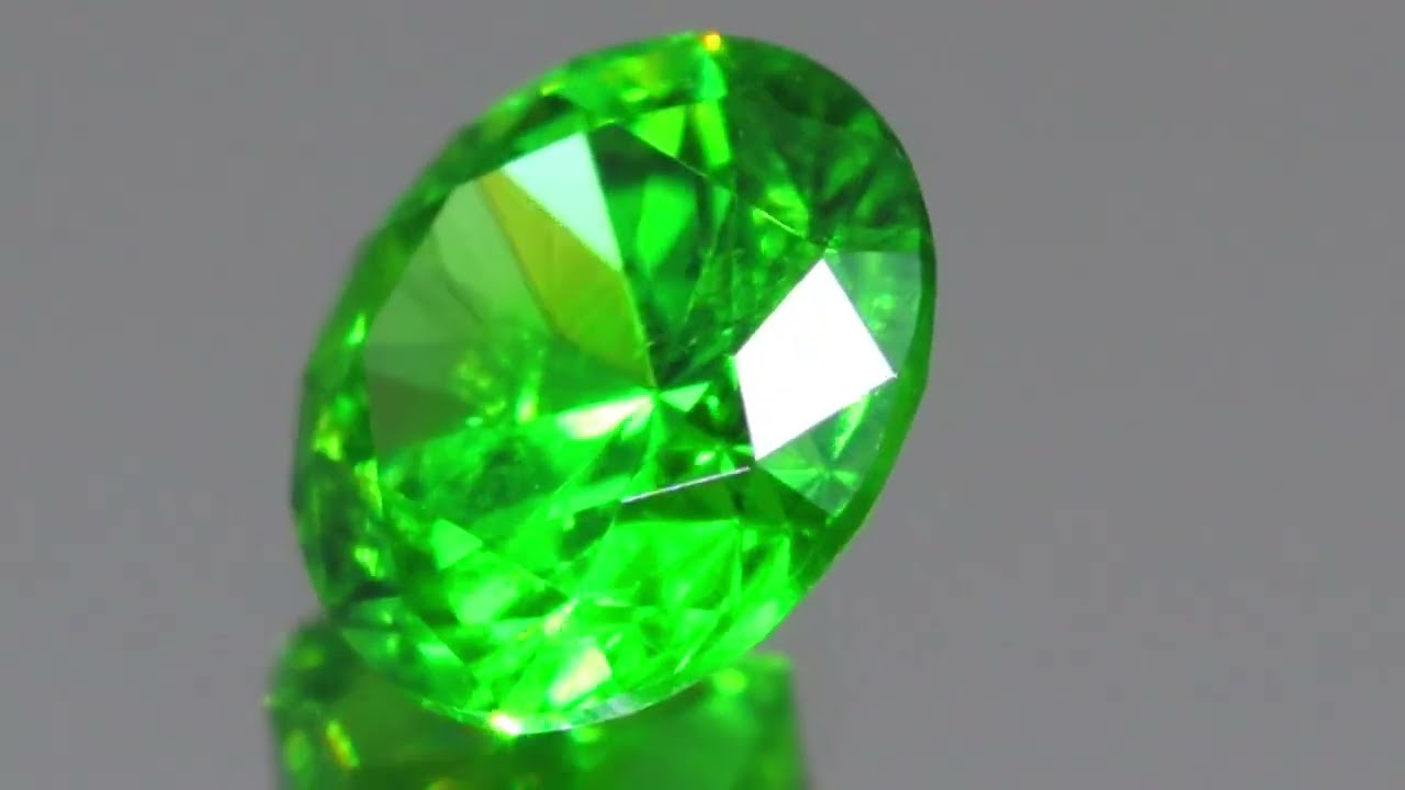 天然デマントイドガーネット 0.32ct 【VIVID NEON GREEN】 ロシア