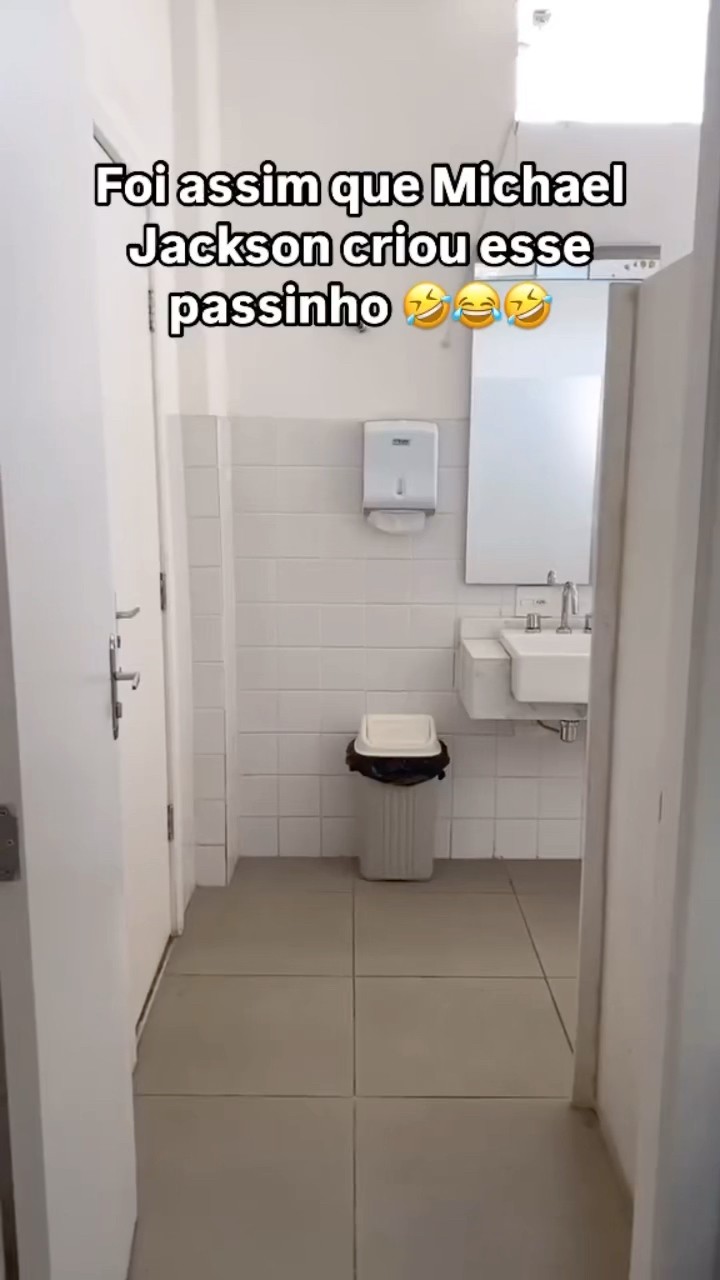 Como Michael Jackson criou o passinho.  #memes #humor #tirulipa #funny