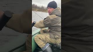 Дмитрий Серов момент на рыбалке 25.10 | Рыбалка на лодке - вытягивает щуку за щукой