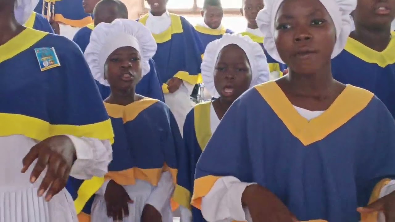 Fête des amis de JÉSUS sur la paroisse d'Adjara Centre. Execution Cantique No 265 en Gou.