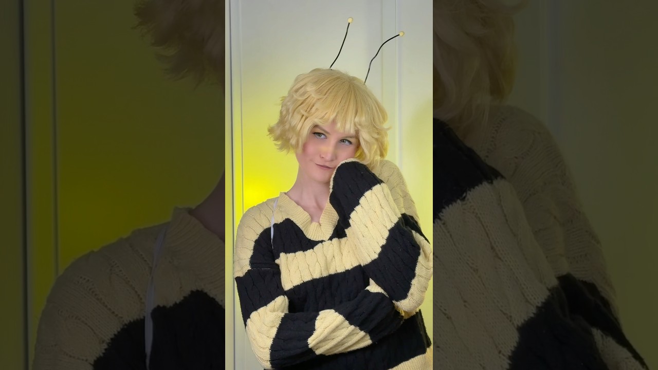 Maya l’abeille cosplay placard avec le deuxieme générique 🐝💛 #maya #cosplay