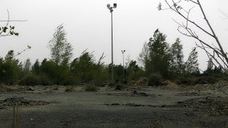 UN GRAND PARKING ABANDONNÉ AU MILIEU DE RIEN