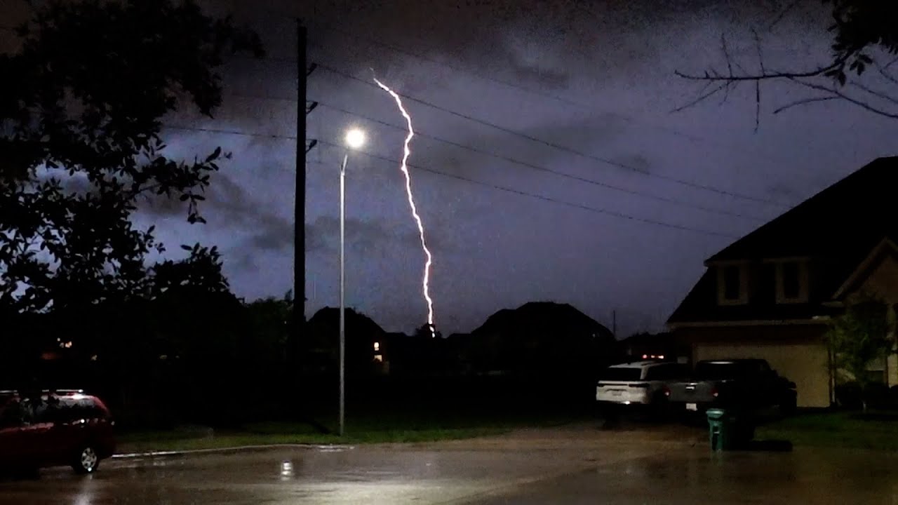 Потрясающая компьютерная молния, крошечный град и хаос при окрашивании яиц