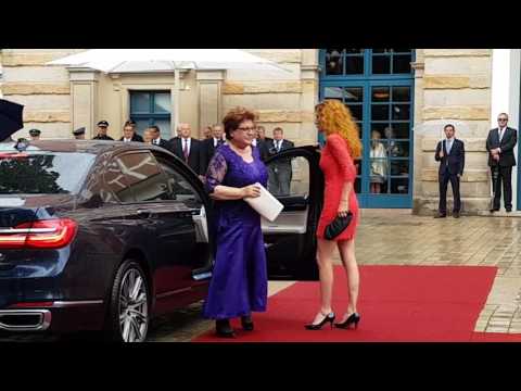 BAYREUTHER FESTSPIELE 2017 RIESEN POLIZEIKOLONNE, SEEHOFER, SCHWEDISCHE KÖNIGSPAAR