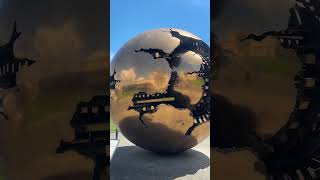 скульптура «Sfera Con Sfera» («Земной шар»)