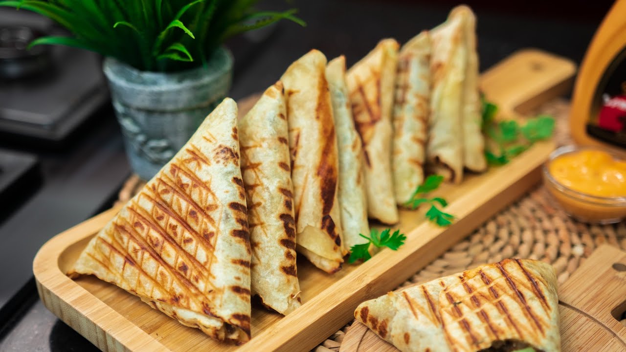 جربوا الوصفة هذي بالخف توجد و بزاف بنينة مثلثات سريعة 🥪بحشو لذيذ جدا ❤️