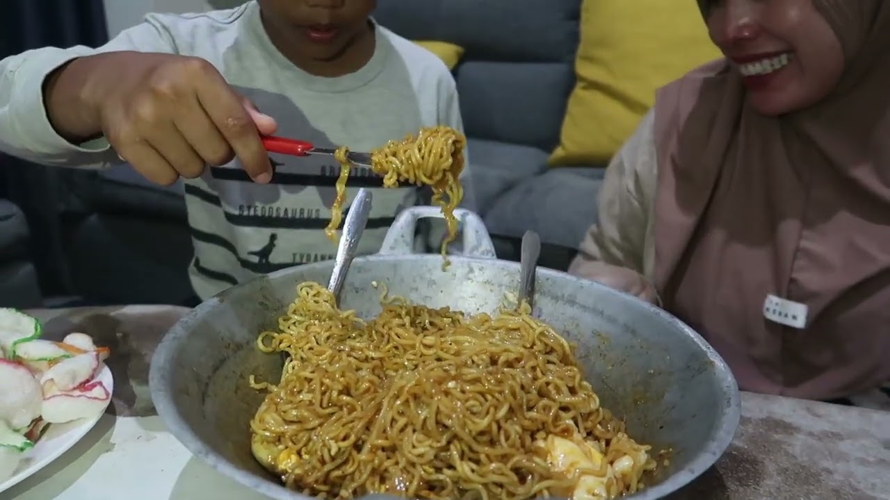 ENAK P4RAH !! MUKBANG MIE RENDANG RASA NEND4NG