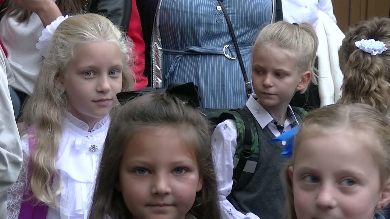 Выход первоклассников на линейку 1 сентября. Выход первоклассников на линейку 1 сентября