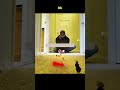 Ein Mann zog zu Hause Zwergwachteln auf