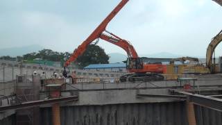 20111028 30m Telescopic Dipper + Clamshell Bucker for DX480LC Excavator 3