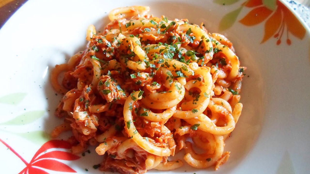 Make Pasta With Salmon And Tomato Sauce - DIY Food ...