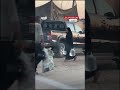 نساء فلسطينيات ينقلن كميات قليلة من المياه إلى خيامهن في خانيونس