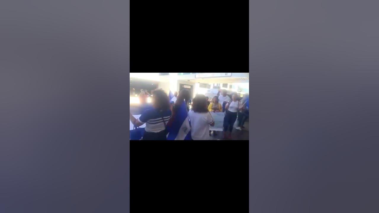 Nicaragüenses a la espera para recibir a Miss Universo en el aeropuerto