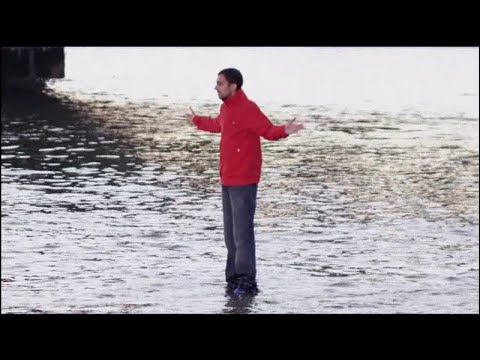 Video: L'uomo Vola Sopra La Piscina