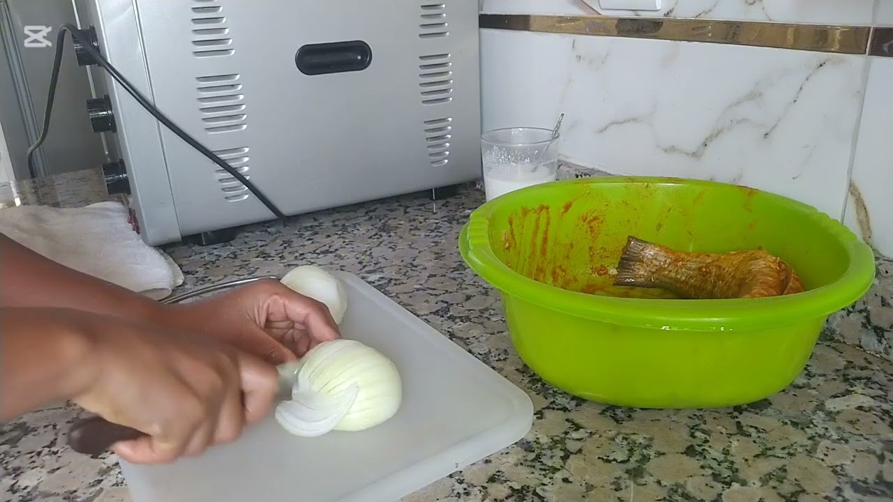 سمك مشرمل مع صلاد الطماطم والخيار