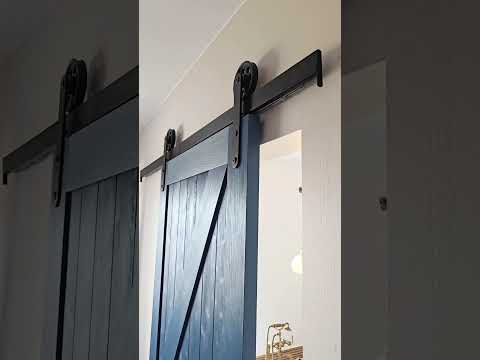 Chambre avec salle de bain privée : un design avec une porte coulissante bleue ! #interiordesign
