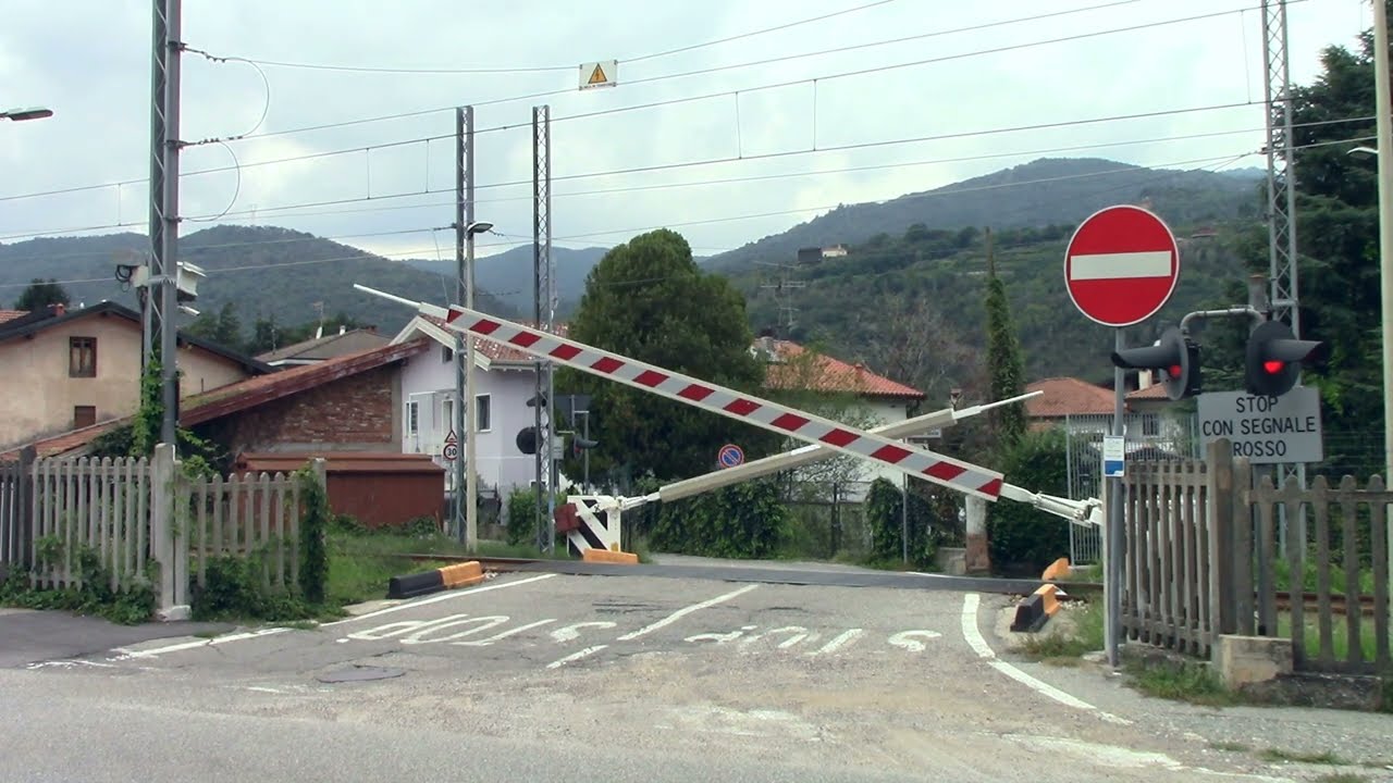 Porto Ceresio (I) Passaggio a Livello // Level crossing //