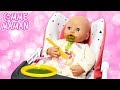 Bébé Born Annabelle mange toute seule. Vidéo en français pour enfants