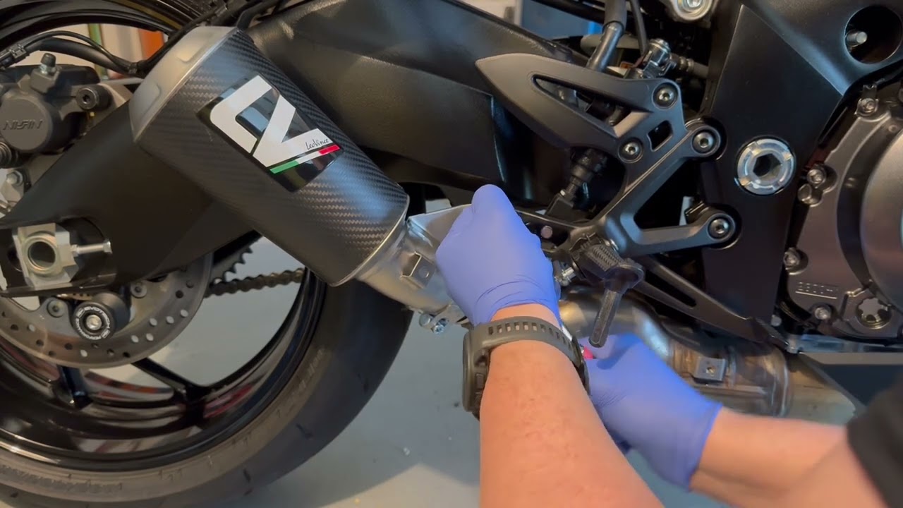 Leo Vince LV-10 installation on a Suzuki GSX-S1000
