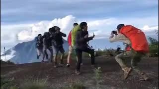 story wa pendaki lucu berjoget bersama dipuncak merbabu