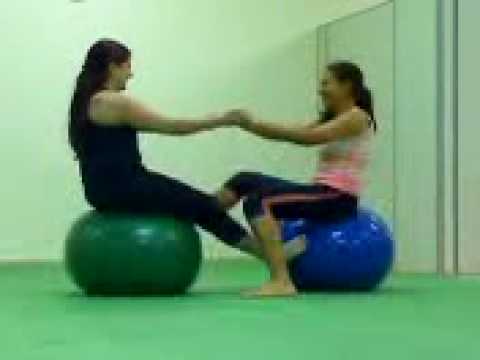 exercicio na bola de pilates