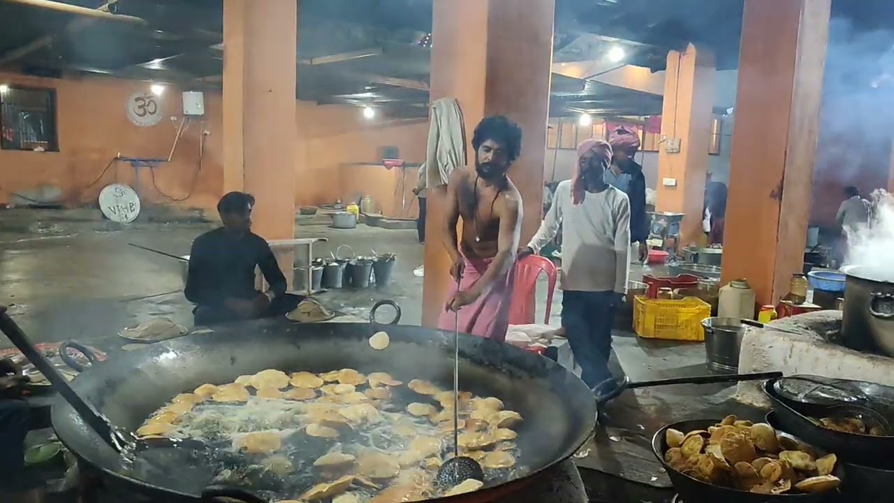 इतना बड़ा भंडारा बर्चर आश्रम में भगवान की कृपा से ही चल रहा है