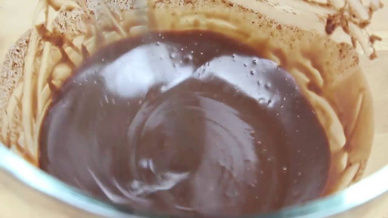 Einfache Schokoladenglasur für Kuchen, Éclairs und mehr [Kochklub ...